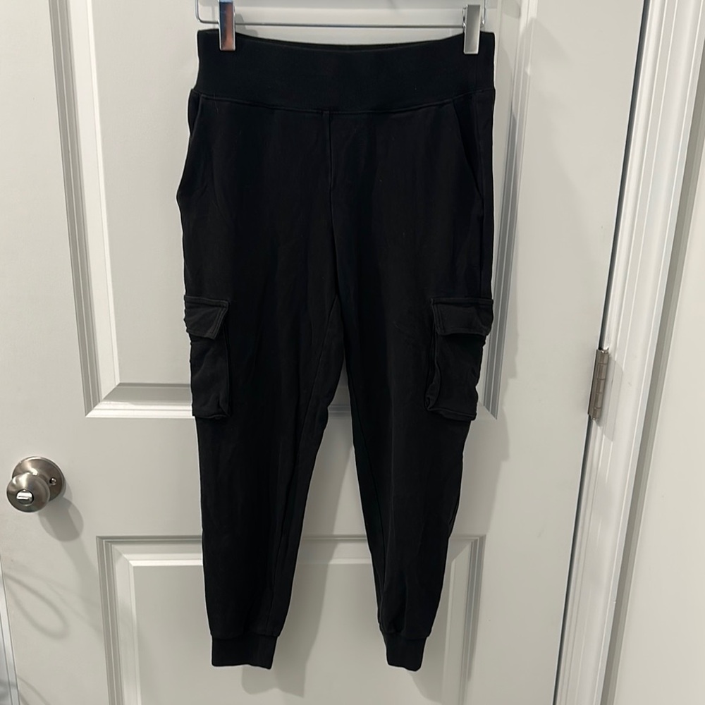 ALO Black Cargo Jogger Capri’s